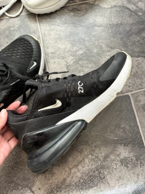 Nike skor - Nike skor storlek 37,5. Använda fåtal gånger och har slitningar på själva märket (se bild). Säljer för 150kr, köptes för 1300kr. 