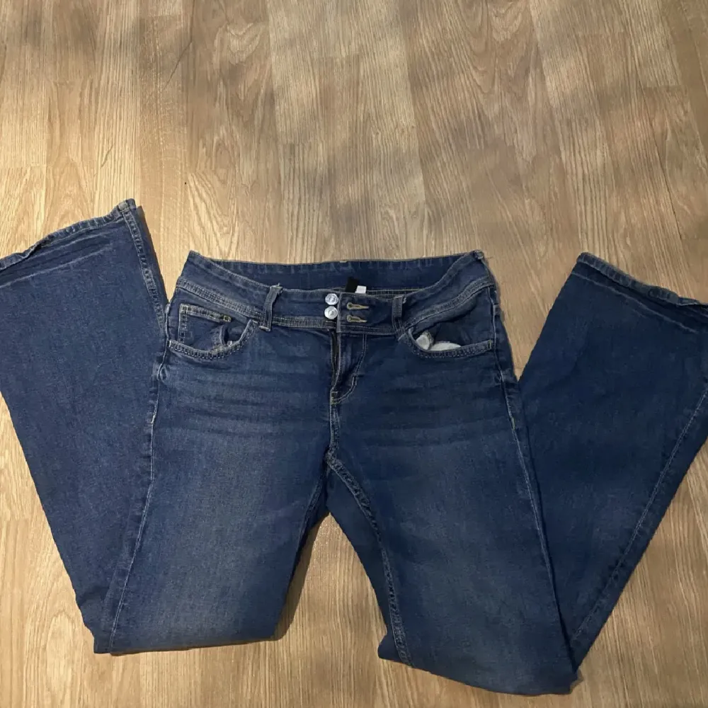Säljer mina slutsålda lågmidjade jeans med fickor fårn hm. De är i storlek 40 men passar 38 och funkar på 36💗290💗. Jeans & Byxor.