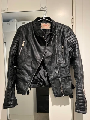 Skinnjacka - Skinnjacka från chiquelle, aldrig använd, storlek 40 men passar mig som har s-m