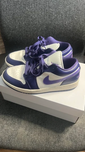 Jordans  - Säljer mina låga lila jordans! Har bara använt 2-3 gånger och skokartong finns även kvar! 