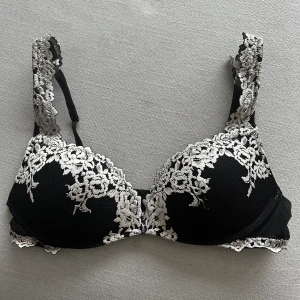 Intimissimi bh - Säljer min intimissimi bh då den tyvärr är förliten. Storlek 80c men skulle säga att den sitter som 75/80b