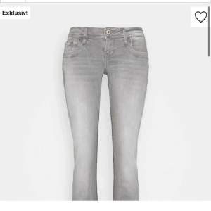 Jätte fina populära gråa LTB jeans, köpta på Plick men var för stora så säljer vidare❤️använd gärna köp nu. Kan även tänka mig att byta mot en mindre storlek ❣️