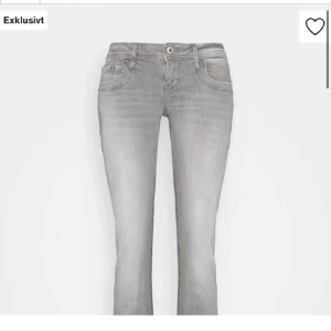 Gråa LTB jeans💓 - Jätte fina populära gråa LTB jeans, köpta på Plick men var för stora så säljer vidare❤️använd gärna köp nu. Kan även tänka mig att byta mot en mindre storlek ❣️