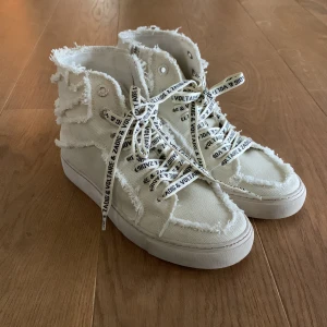 Zadig Voltaire High Flash High-top Trainers - Använda tre gånger. Säljes på grund av för stor storlek. Originalpris 295 EUR. 