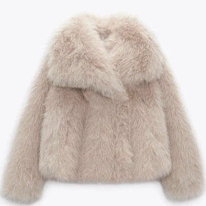 SÖKER ZARA JACKA - Söker denna zara päls jacka från förra året💗 skriv om ni vill sälja 