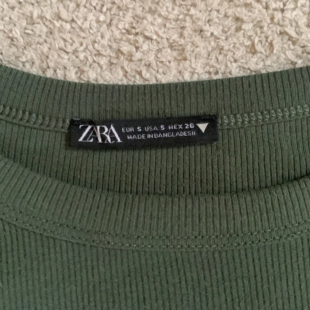 Jättefin och snygg tröja i en mörkgrön färg från zara! Den är u ett väldigt mjukt material och sitter tajt. Ribbad. Säljer pga anvönder inte längre💞💞. T-shirts.