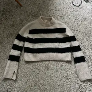 Hej! Säljer denna jätte fina randiga stickade tröjan ifrån hm. Den är i nästan som nytt skick!💗🙏