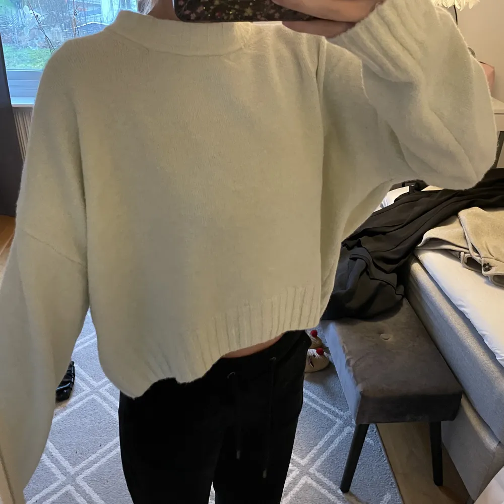 Ljusgrön stickad tröja från HM. Aldrig använd🫶🏼. Neuleet.