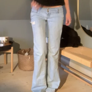 Jeans - Verkligen super snygga jeans i så fin färg! Säljer eftersom de inte kommer till annars ❤️köp direkt 600kr