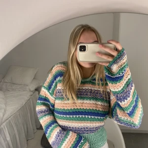 Stickad tröja  - Superfin färgglad stickad tröja! Så skön och sitter fint!💕