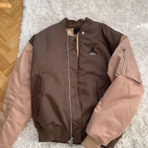 Helt ny Jordan Nike jacka för bra pris - Helt ny Nike jacka för bra pris