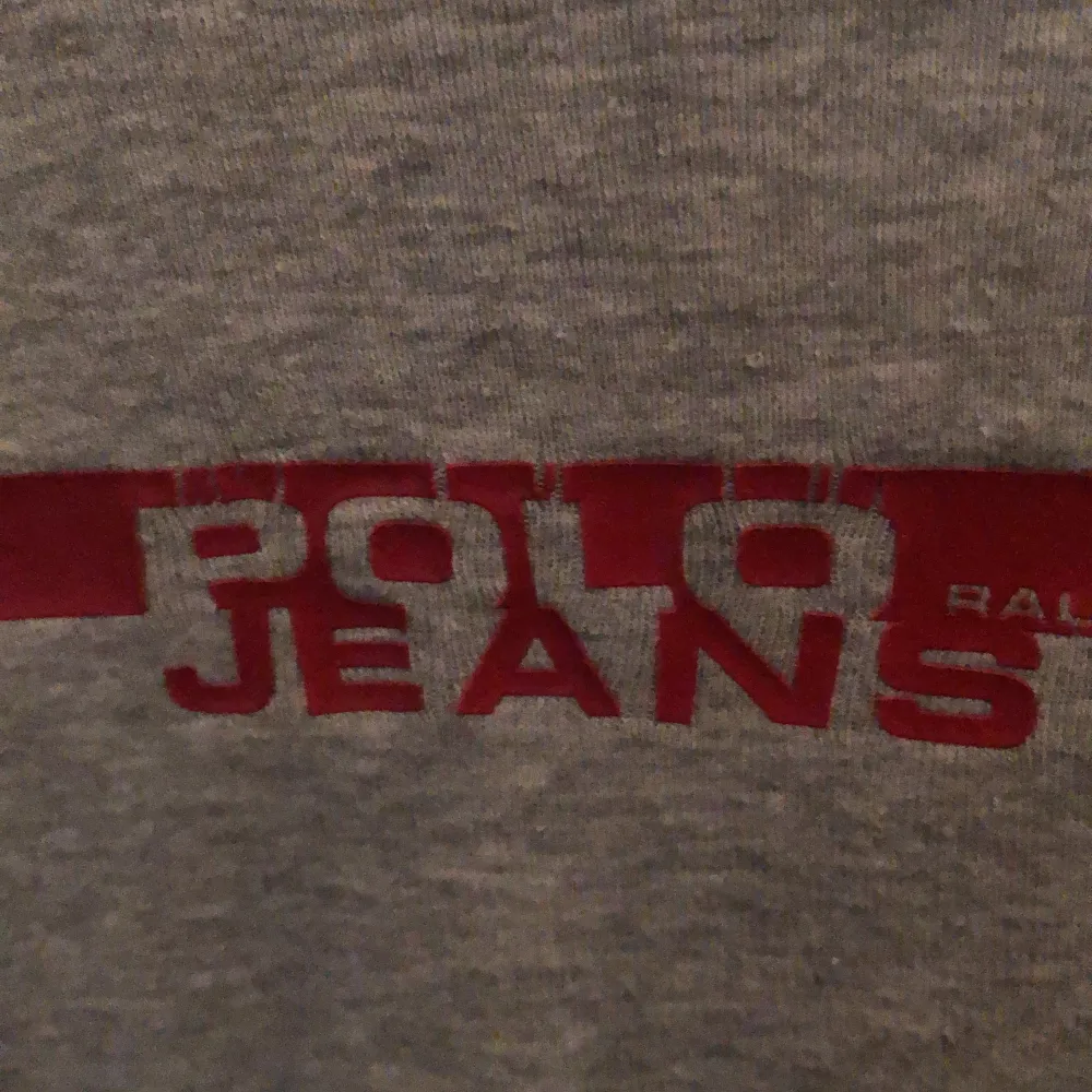 Säljer denna vintage tröjan från ralph lauren. Är använt många gånger men är i jättebra skick. Det enda dåliga är att trycket har gått lite i sönder som på bilden. Men annats jätte bra.. Tröjor & Koftor.