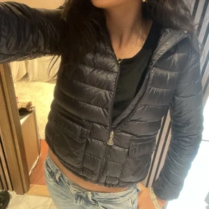 Moncler jacka - Säljer nu men sååå snygga moncler lans short down jacket i mörkblå. Säljer för att den inte kommer till användning längre.🩷i storlek 14y (14 år). Passar xs och s.