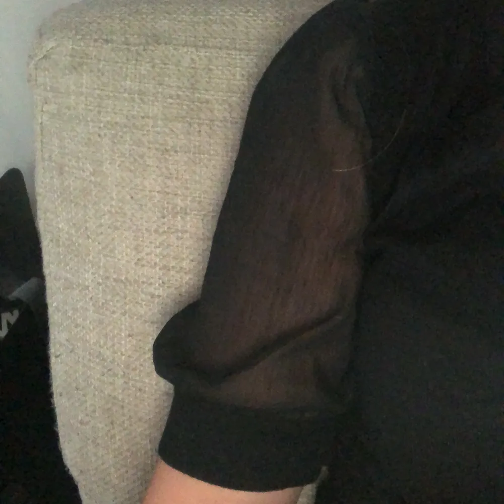 Säljer denna tröja/blus från ett märke som kallas morgan. . Neuletakit & Villapaidat.