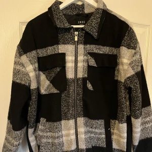 Vintage jacka  - En vintage jacka av märket vailent. Storlek S men stor i storleken så passar både M och L. Passar både tjej och kille 