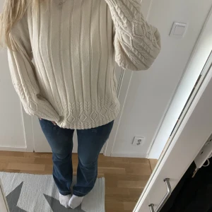 Benvit stickad tröja  -  benvit stickad tröja, den sitter oversized 