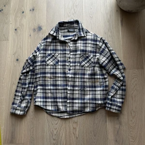 Vintage Flannel - Vintage Flannel. Det ska vara ett hål på armbågen. Storlek S sitter cropped och boxy helt perfekt 
