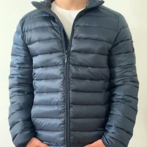 Lindbergh jacka  - Säljer en stilig Lindbergh jacka i topp kvalite. Jackan är tjock och jackan har bara använts ett fåtal gånger  och är bra till hösten. 9/10 i skick. Nypris 1299. Skriv gärna om ni funderar över någonting mvh Alex.