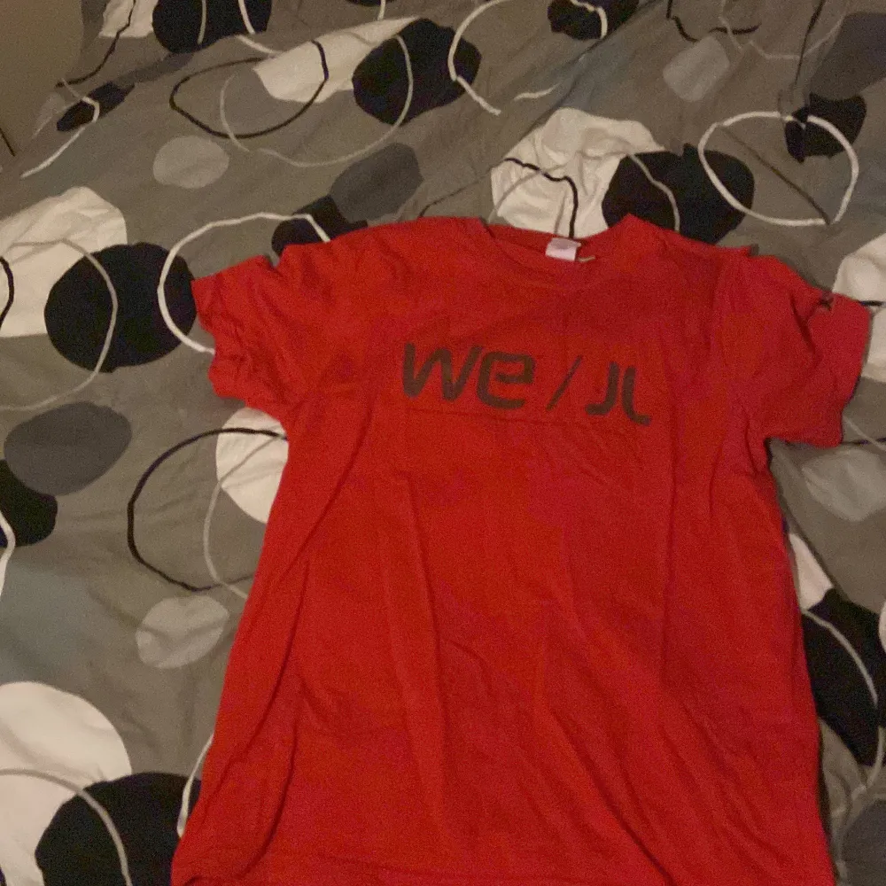 Det är en large JL tröja aldrig använd.. T-shirts.