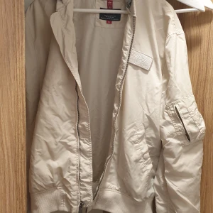 Alpha Industries XXL vindjacka  - Liten i storleken för en XXL, använd med sparsamhet pga detta. Inköpt på aboutyou.com för 2300 kr ca 1 år sedan. Lite noppig på nedre mudden men det är mot kroppen så det syns inte och kan tas bort. I övrigt superfint skick och hållbar kvalitet. 