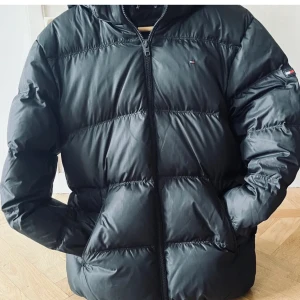 Tommy jacka  - Använd endast några få månader. Den är i super bra skick exakt som ny. Den är köpt från Zalando. Den har storleken S/M och är lite oversized. 