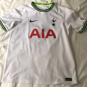 Hueng Min Son tröja 22/23 - Son tröja Tottenham säsong 22/23. Fint skick men stygnet har lossnat lite (se bild tre).