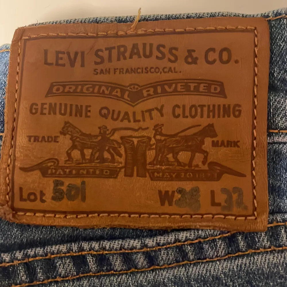 501 w28 l32 använda men bra skick, ingen skada. Jeans & Byxor.