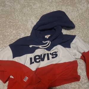 Levis croppad hoddie - Använd ett par gånger men i bra skick🩶