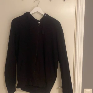 Svart huddie - Svart huddie det står M på den men den passa som storlek s