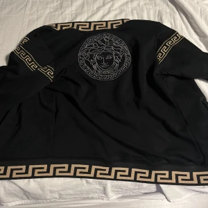 Vercace  - Ny och fräsch med qr kod och vädligt skönt material 