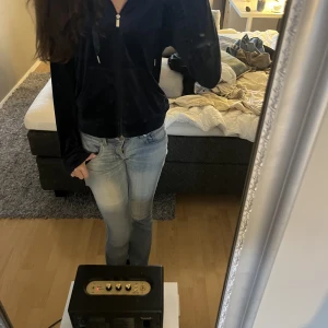 Mjukis tröja  - Säljer denna sköna zip hoddien från gina i mörklblå då den inte kommer till användning❤️❤️ Är så sjukt skön och i bra kvalite 