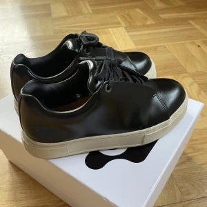 eytys doja  - Säljer mina eytys skor i modellen doja i skinn pågrund av att dom är för små. Använda ett fåtal gånger och ser knappt använda ut! Kartong och nya vita skosnören medföljer! Nypris 2500kr💕💕 