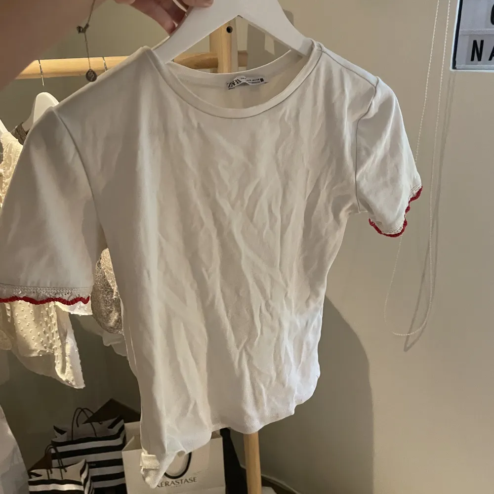 supersöt t-shirt från zara med röda detaljer på ärmarna ❣️ storlek M men passar även XS och S !! 🌟. T-shirts.