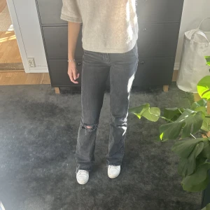 Jeans med hål från Gina! - Sjukt fina jeans med hål från Gina Tricot men kommer aldrig till användning, de är i superbra skick! Nypris är cirka 500 kr men säljer för 150kr + frakt! Pris kan diskuteras privat!