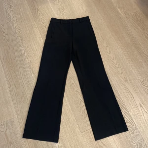 Kostymbyxa  - Högmidjad rak kostymbyxa, köpt på MQ.
