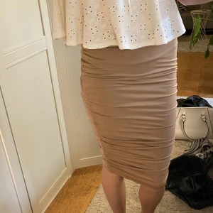 Begie/brun kjol  - Mycket fin kjol från bikbok aldrig använd, st xs 