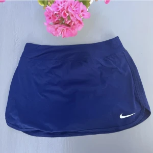 Tennis kjol  - Säljer denna tenniskjol som tyvärr inte kommer till användning💕