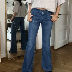 Galet snygga jeans från Wrangler!!🤩 perfekt färg och modell som är så najs nu i höst som passar till allt!! Också såå snygga detalj med fickorna fram!! 😍 helt nya!!