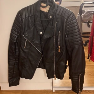 Skinnjacka - Endast använd en gång, perfekt skick! 