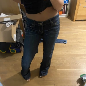 Lågmidjade Jeans - Flare Jeans från DKNY, köpta second hand men bra skick💕
