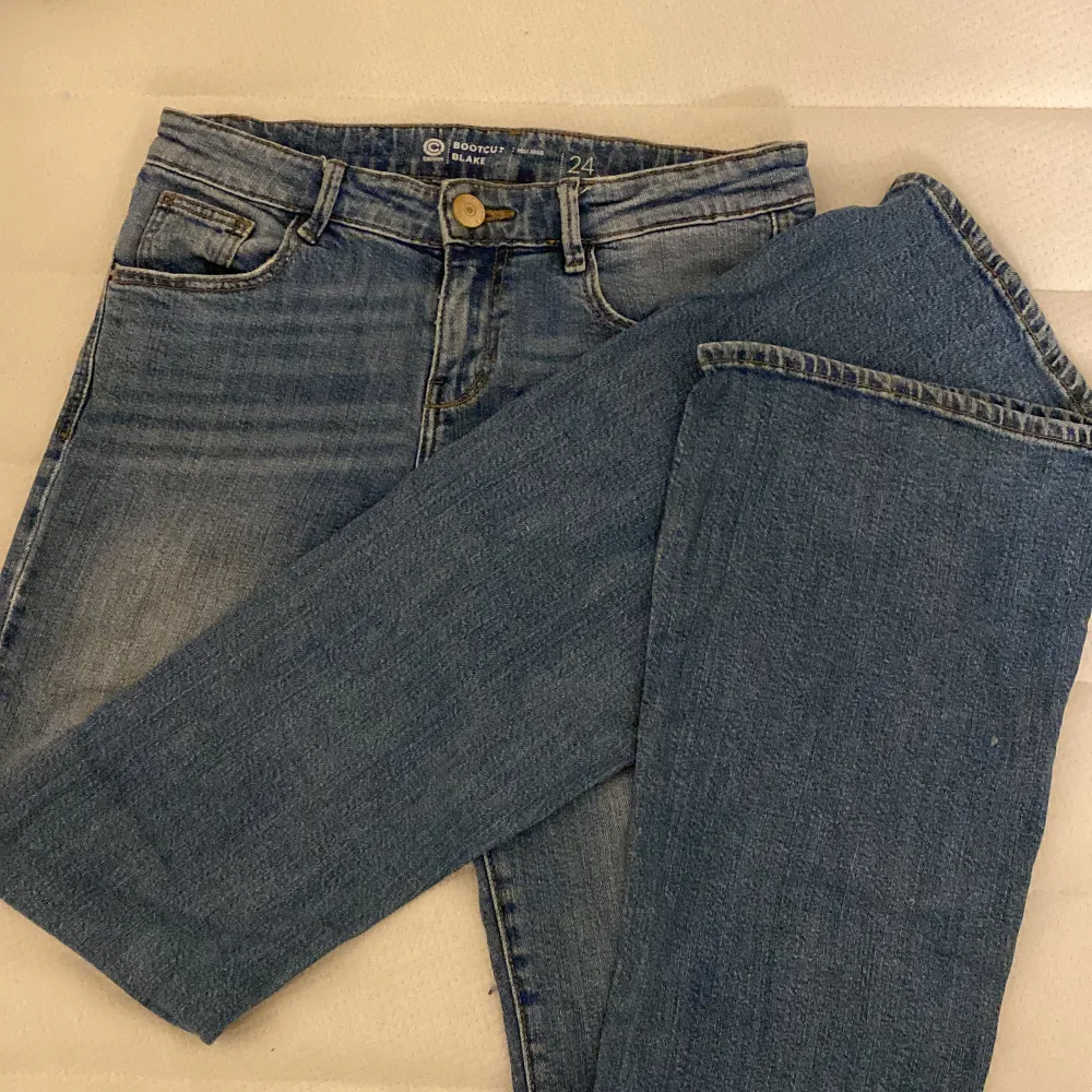 Säljer ett par as snygga lågmidjade bootcut jeans(Vet inte märket på de) . Jeans & Byxor.