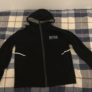 Hugo boss - Svart Hugo boss kofta i fräscht skick. Storlek xl. 