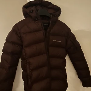 Peak performance vinterjacka 🤎 - Dunjacka från peak performance, köpt för mer än ett år sedan men då jag ej använt den mycket så är den väldigt fräsch, och varm! Ficka på armen samt justerbara snören om man vill att jackan ska sitta lite mer ”format” på kroppen. Okej med prisförslag 🤍