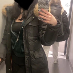 HOLLIES JACKA  - En hollies jacka i perfekt skick bara använd förra vintern. Har sänkt pris!! Storlek 34/36