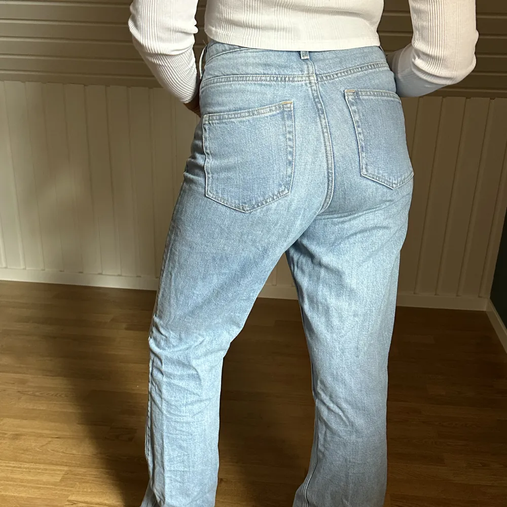 Jeans från Weekday. Avklippta. Använda. Modell: Rowe. . Jeans & Byxor.