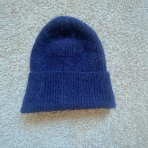 Stickad mössa  - Jätteskön och fin blå stickad mössa