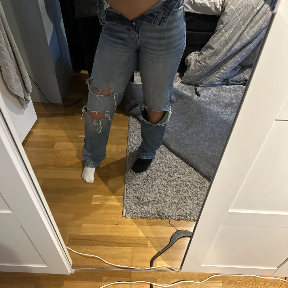 Super coola jeans från Gina tricot som tyvärr är för små för mig . Jeans & Byxor.