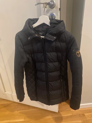 Polo club jacka - Säljer min jacka då jag skaffat en ny. Det finns även päls till jackan som man kan välja om man vill ha eller inte. Ny pris ca 1200.