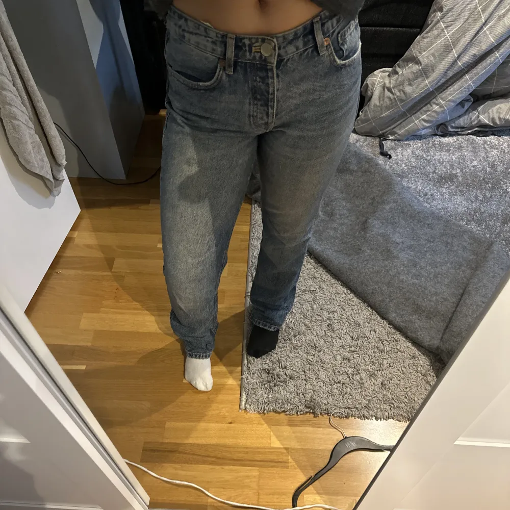 Mörkblåa jeans från zara som är Midrise, säljer även ljusblåa och svarta . Jeans & Byxor.