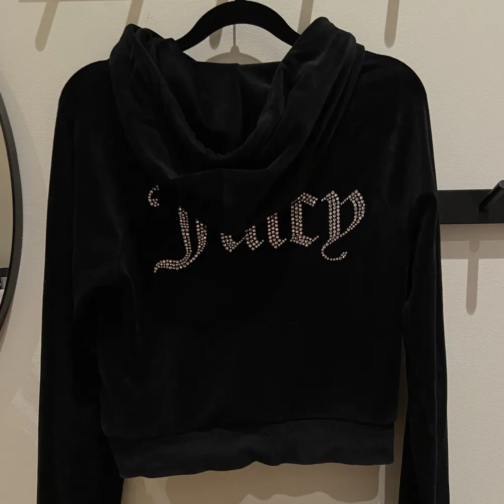 Säljer min Juicy Couture hoddie. Den är som ny, endast avänd en gång och är jättefin. Säljer pågrund av att den är för liten för mig. Inte alls sliten. I storlek Xs men passar även en S. Ordinarie pris 900kr.. Hoodies.